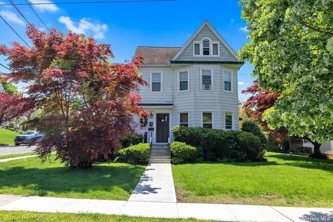 26 Burtis Ave in Oyster Bay, NY - Building Photo - Building Photo