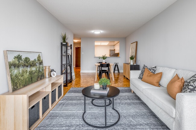 2 Silver Maple Court in Brampton, ON - Building Photo - Interior Photo