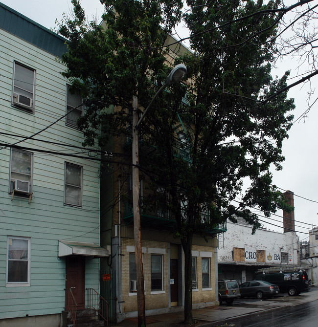 96 Jackson St in Newark, NJ - Foto de edificio - Building Photo