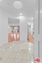 121 N Almont Dr in Beverly Hills, CA - Building Photo - Building Photo