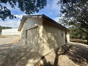 275 Halm Dr in Canyon Lake, TX - Foto de edificio - Building Photo