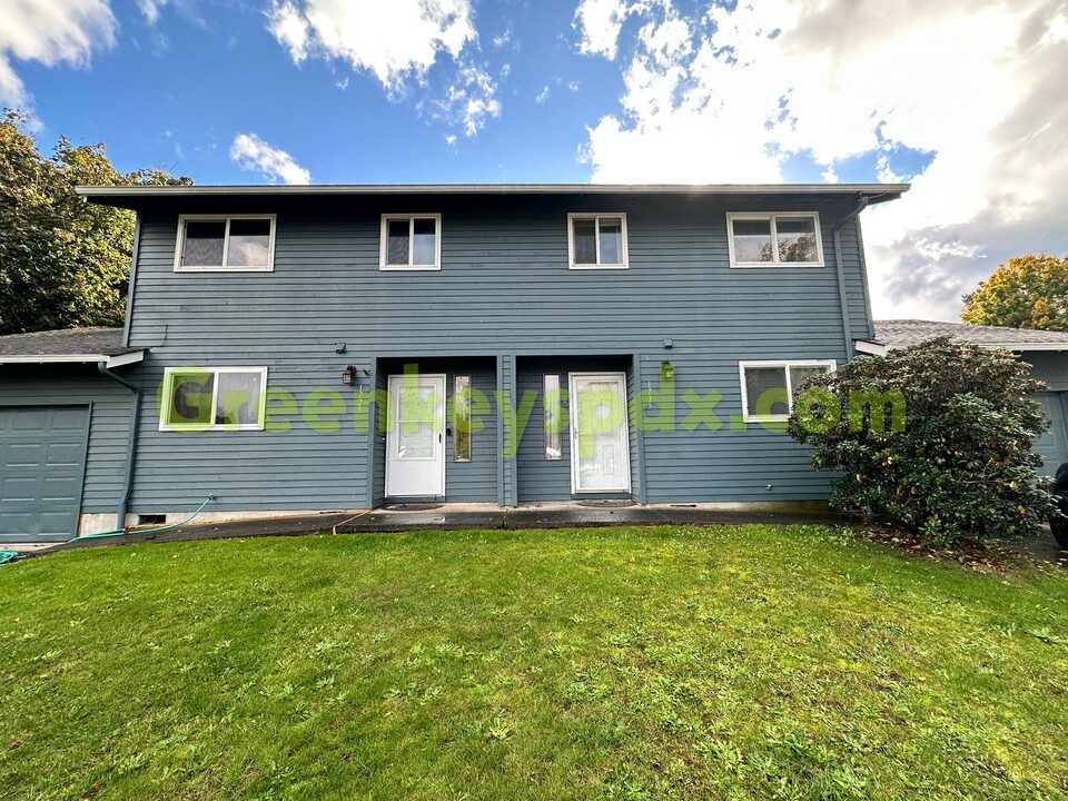 1723 NE Hood Pl-Unit -1739 in Gresham, OR - Building Photo