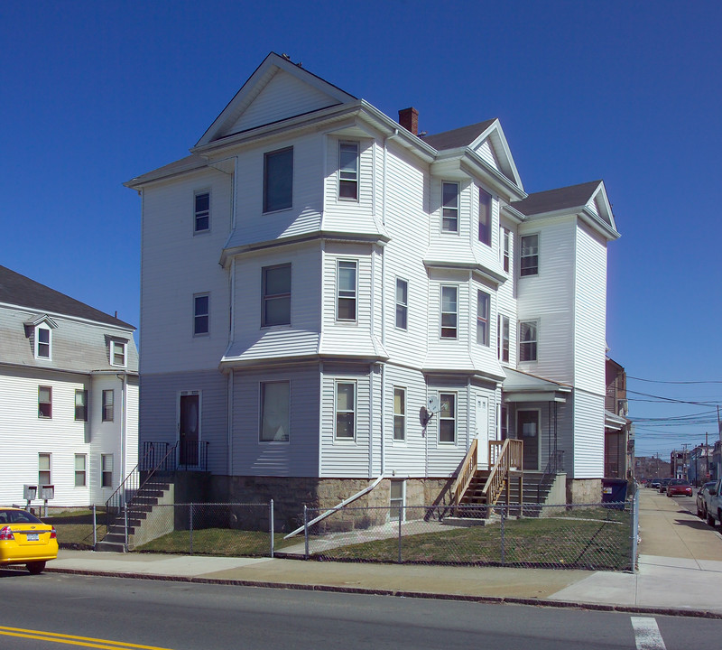 1864-1866 S Main St in Fall River, MA - Building Photo