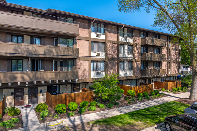 Georgian Court Condominiums in Milwaukee, WI - Building Photo - Building Photo