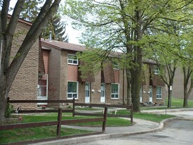3400 The Credit Woodlands Townhomes in Mississauga, ON - Building Photo