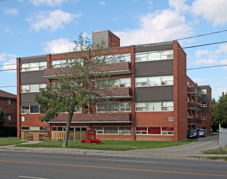 Avenue Place in Toronto, ON - Building Photo