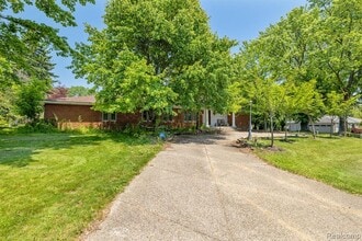 297 Vreeland Dr in Rochester Hills, MI - Foto de edificio - Building Photo