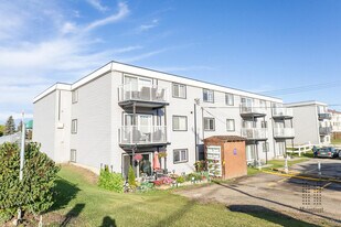Marcus Manor in Edmonton, AB - Building Photo