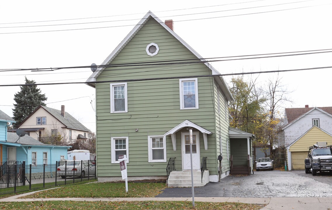 715 E Galena Blvd in Aurora, IL - Building Photo