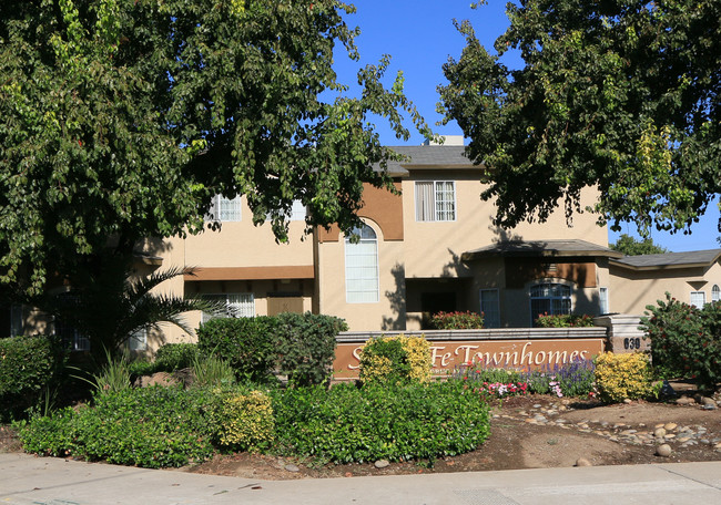 Santa Fe Townhomes in Stockton, CA - Foto de edificio - Building Photo