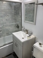 130 Water St, Unit 9C in New York, NY - Building Photo - Building Photo