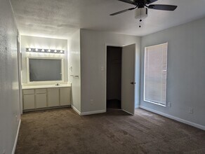7200 W T C Jester Blvd, Unit 104 in Houston, TX - Foto de edificio - Building Photo