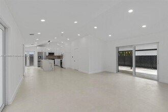 6270 NW 199th St in Hialeah, FL - Building Photo - Building Photo