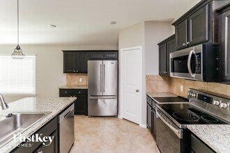853 Wylie St in Crowley, TX - Foto de edificio - Building Photo