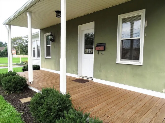 145 E Main St in Leola, PA - Building Photo - Building Photo