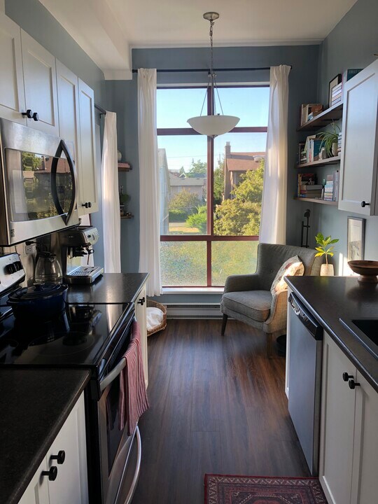 545 Manchester Rd in Victoria, BC - Building Photo