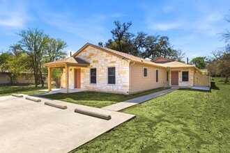 823 N Commerce St in Lockhart, TX - Building Photo - Building Photo