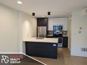 1014 W Grace St, Unit #944-F201 in Chicago, IL - Building Photo - Building Photo