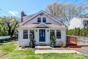 25 Maplewood Ave in Westport, CT - Building Photo