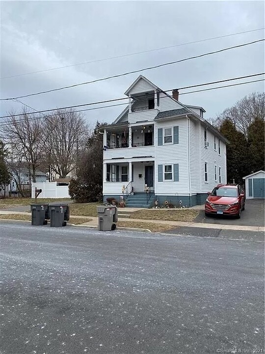 22 Barnes St, Unit Floor 2 in Bristol, CT - Foto de edificio