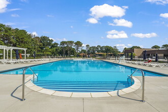 Renaissance Bay Villas 55+ in Patchogue, NY - Foto de edificio - Building Photo