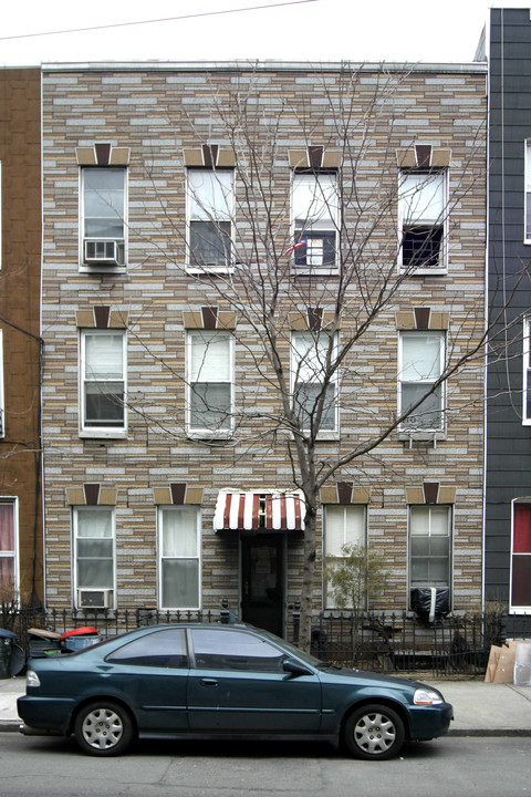 141 N 9th St in Brooklyn, NY - Building Photo