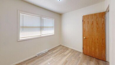 106 Division St NW in Mandan, ND - Building Photo - Building Photo