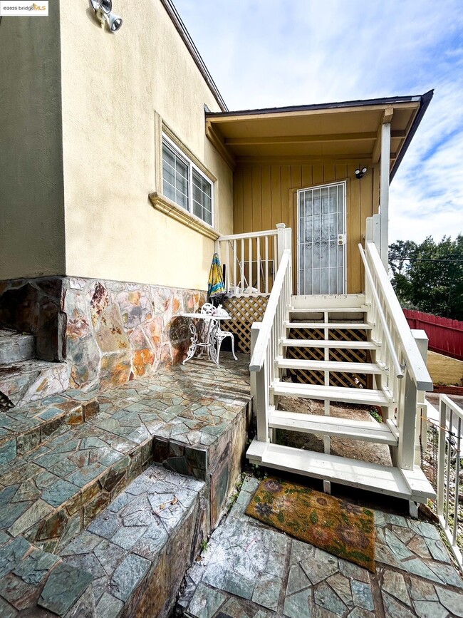 7442 Hillmont Dr in Oakland, CA - Building Photo - Building Photo