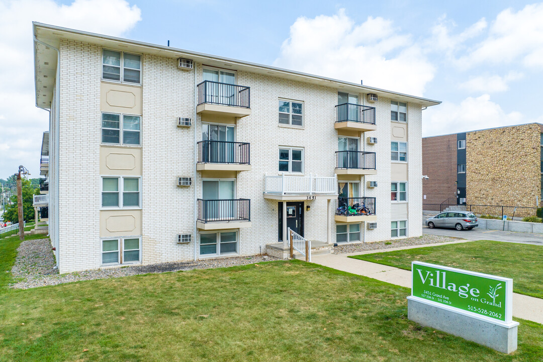 Village on Grand in Des Moines, IA - Foto de edificio