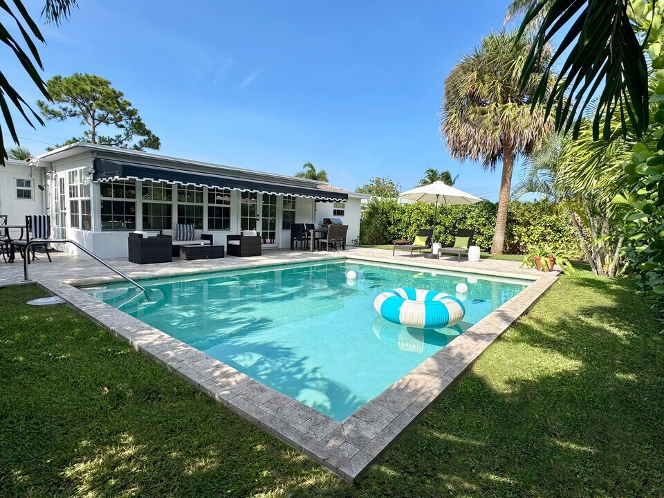 360 Alhambra Pl in West Palm Beach, FL - Building Photo