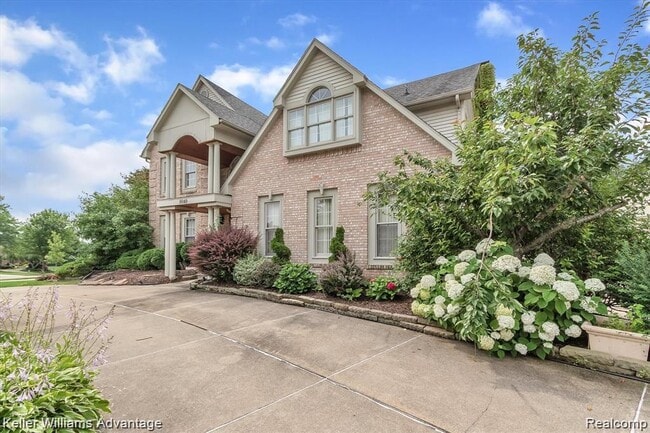 9049 Cobblestone Cir in Plymouth, MI - Building Photo - Building Photo