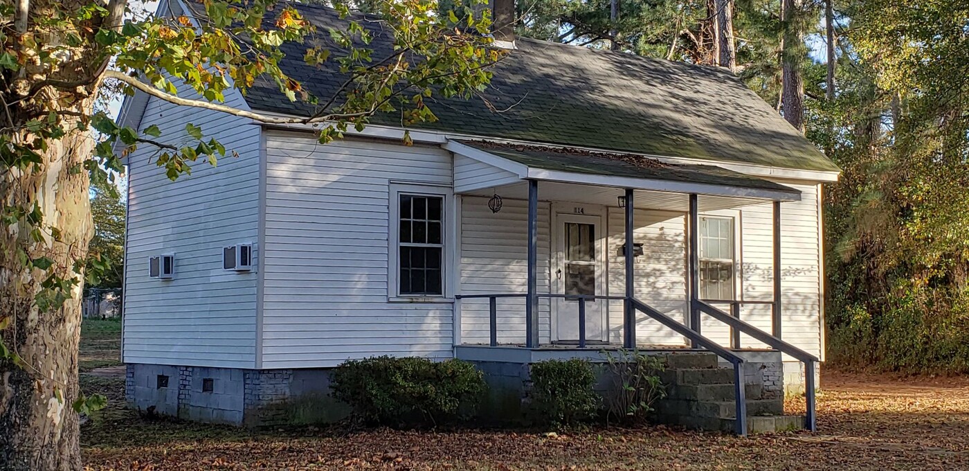 114 1st St in Laurinburg, NC - Building Photo