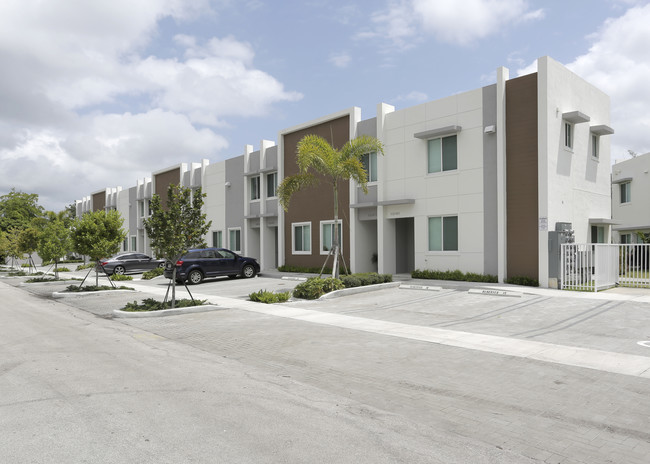 East of 5th Townhomes in North Miami, FL - Building Photo - Building Photo