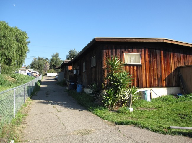 1400-1410 N 1st St in El Cajon, CA - Foto de edificio - Building Photo