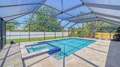 5988 Larchwood Ave in Sarasota, FL - Building Photo - Building Photo