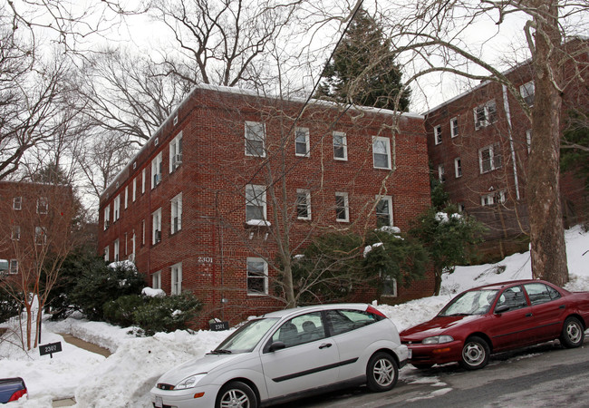 2301 41st St NW in Washington, DC - Foto de edificio - Building Photo