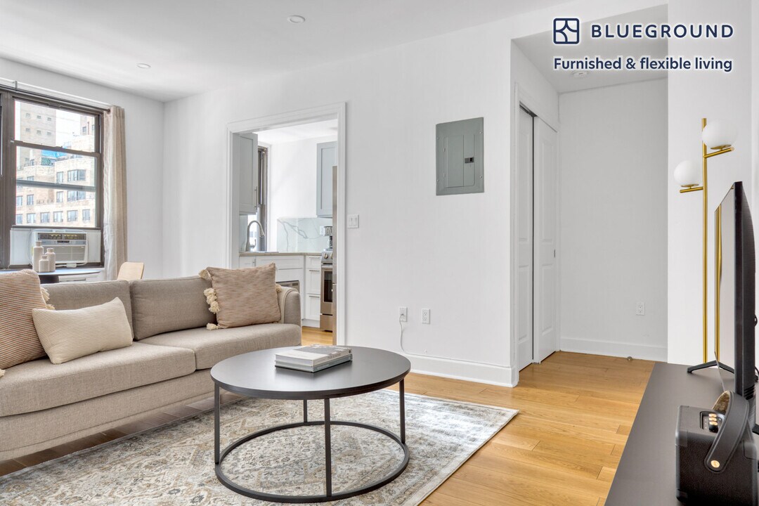 160 E 48th St in New York, NY - Building Photo