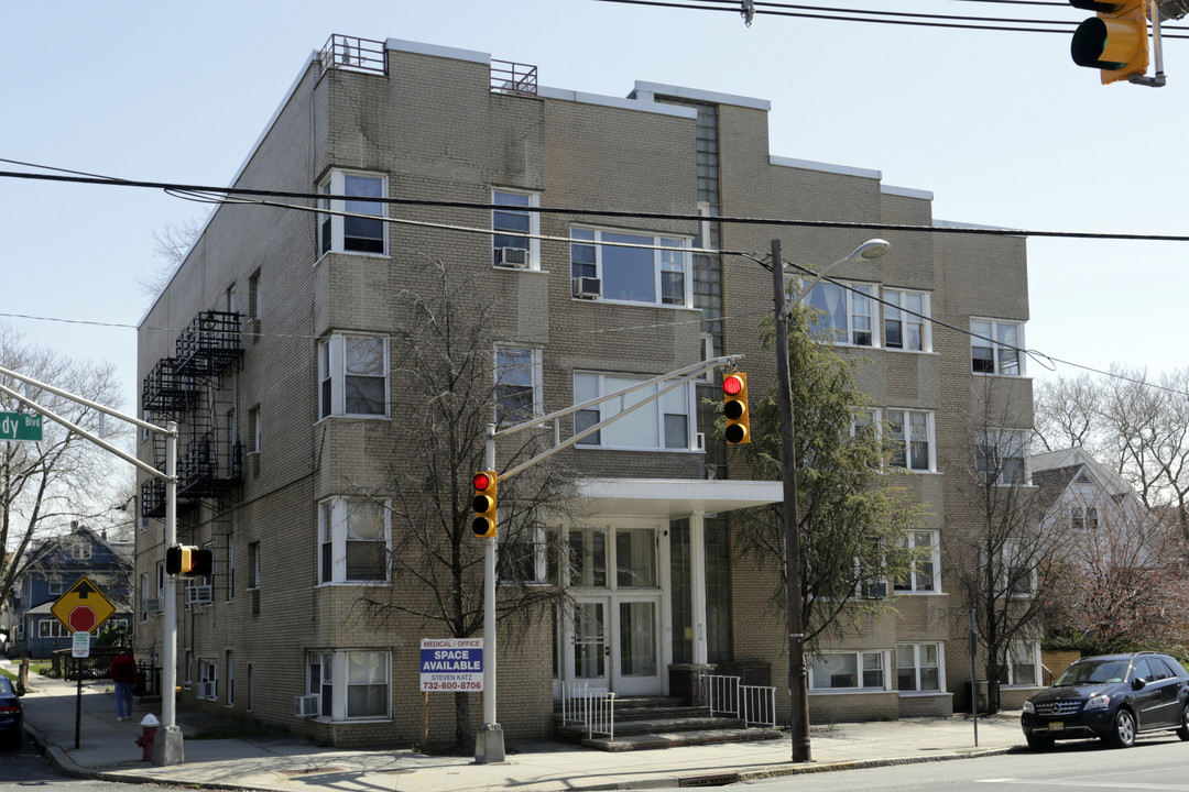 930 Kennedy Blvd in Bayonne, NJ - Building Photo