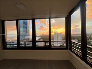 2333 Brickell Ave in Miami, FL - Building Photo - Building Photo