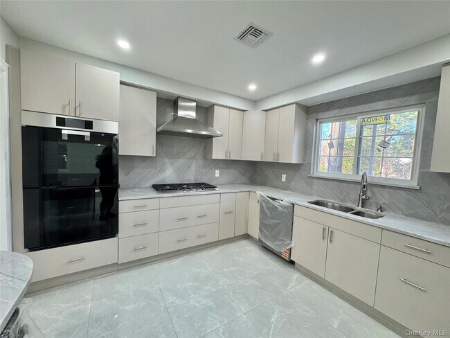 32 Berkshire Rd in Great Neck, NY - Foto de edificio - Building Photo