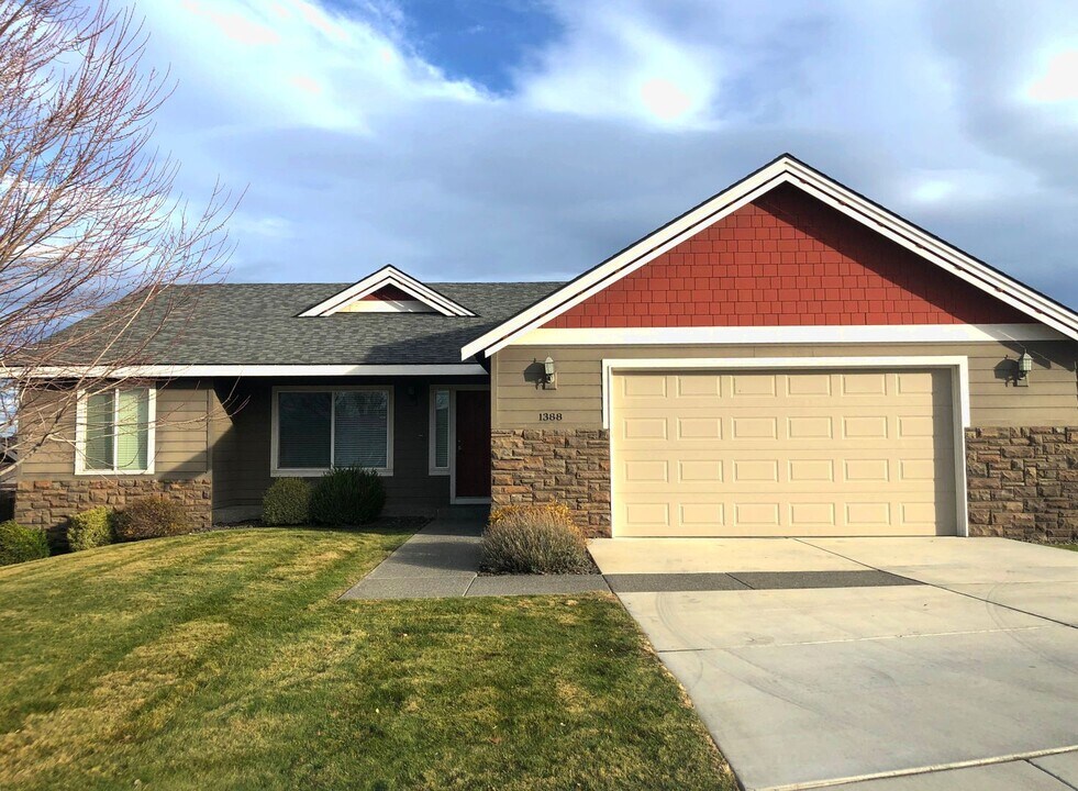 1388 Cowiche Ct in Richland, WA - Building Photo
