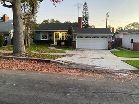 5828 E Parkcrest St in Long Beach, CA - Building Photo