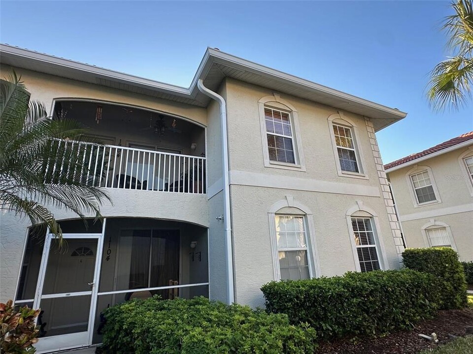 1204 L Pavia Blvd in Venice, FL - Building Photo