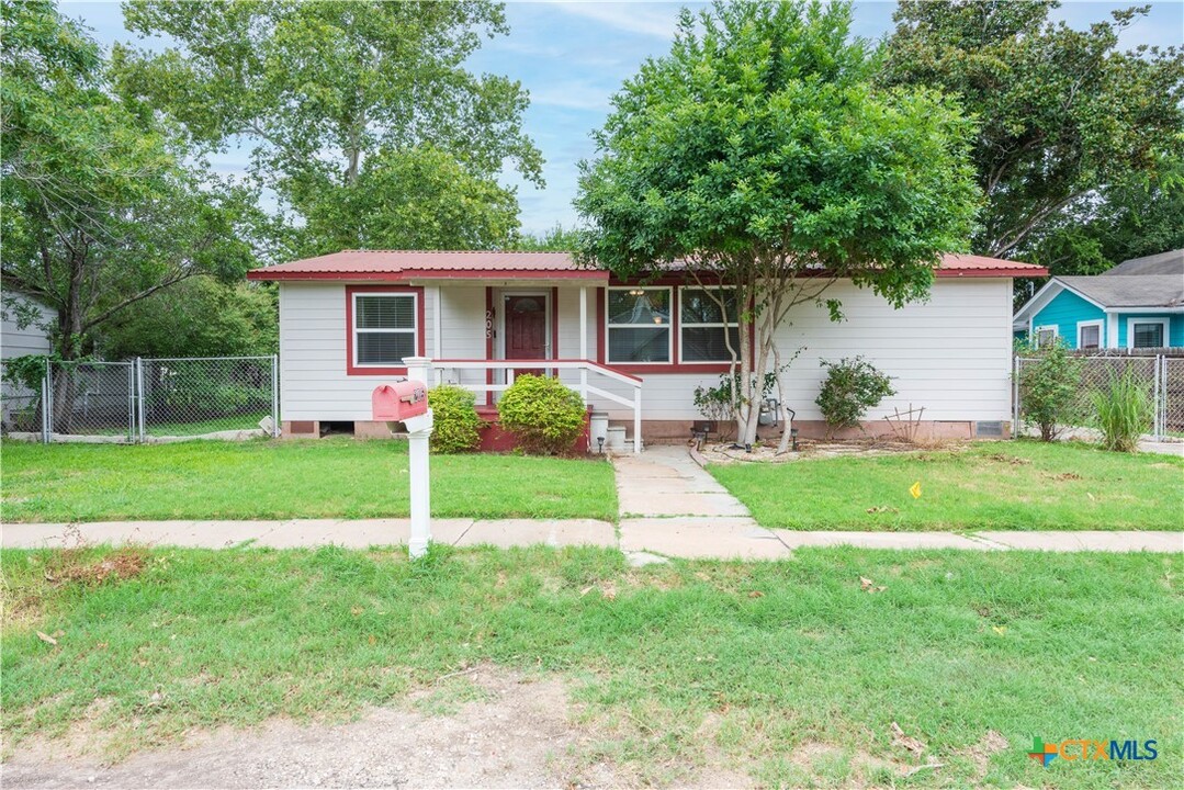 205 N Mesquite Ave in Luling, TX - Building Photo