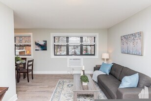 530 W Surf St, Unit 201 in Chicago, IL - Building Photo