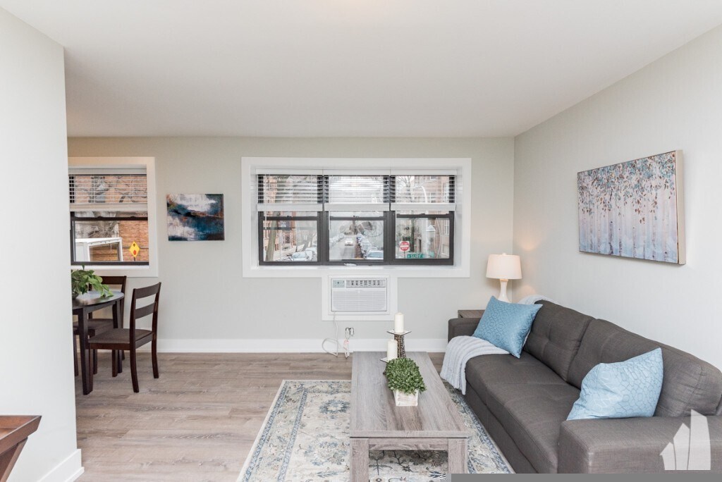 530 W Surf St, Unit 201 in Chicago, IL - Building Photo