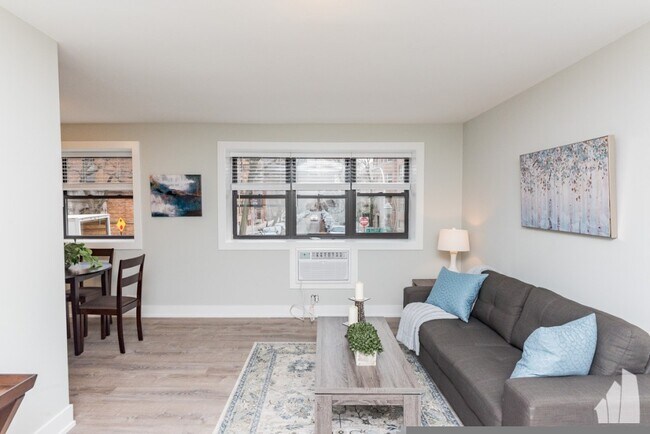530 W Surf St, Unit 201