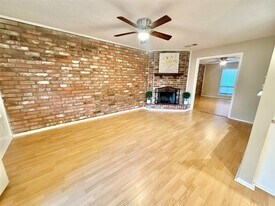 3758 Laura Leigh Dr in Friendswood, TX - Building Photo