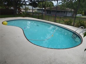 2911 Mill Stream Ct in Clearwater, FL - Building Photo - Building Photo