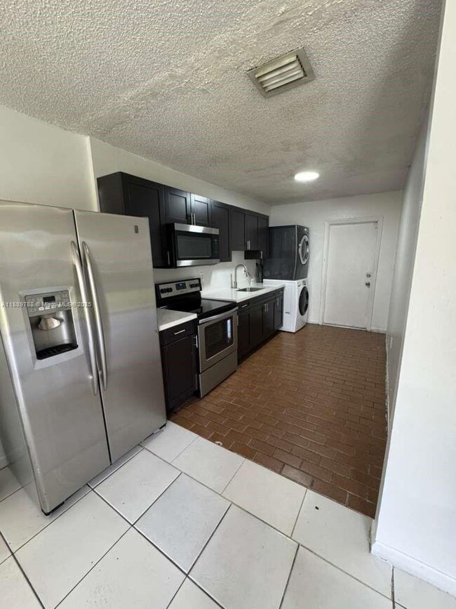 2710 NW 11th Pl in Fort Lauderdale, FL - Building Photo - Building Photo
